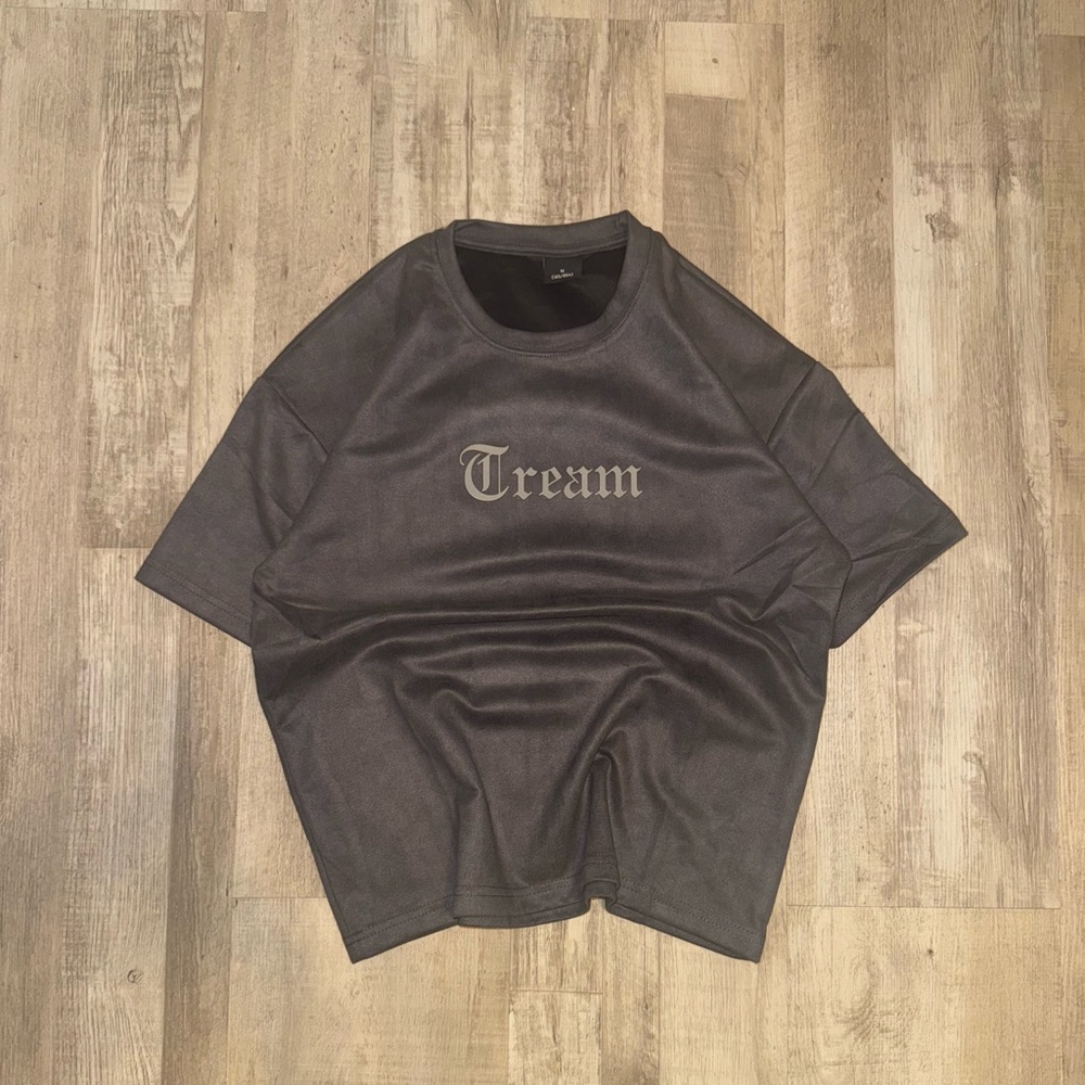 NEVER WOR nice boxy and cropped graphic tee.